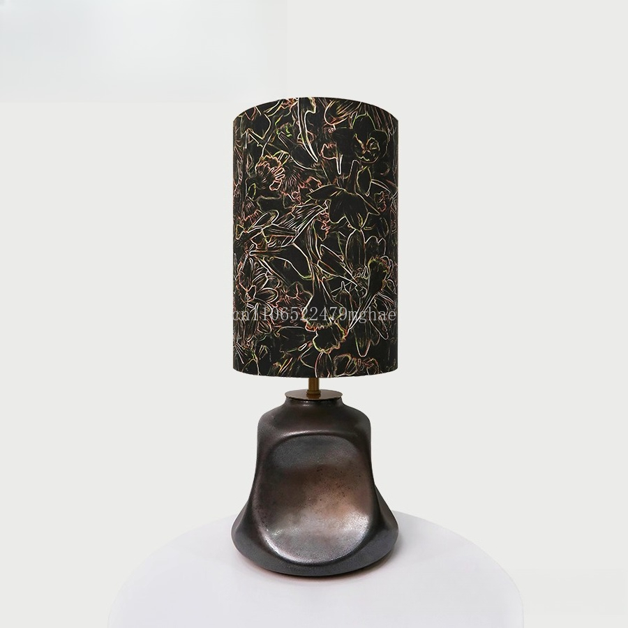 Century Textile & Sewing Supply Hours - 金彩リバティファブリックテーブルランプ：英国輸入テキスタイル、ミッドセンチュリーのクリエイティブデザイン、ゴールドアクセントの雰囲気照明＆高級ギフト